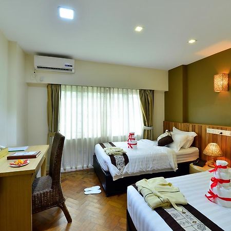 Business Alliance Hotel Rangoon Buitenkant foto