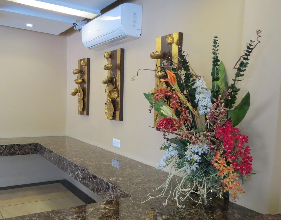 Business Alliance Hotel Rangoon Buitenkant foto