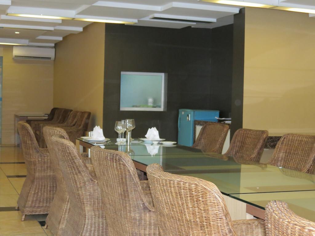 Business Alliance Hotel Rangoon Buitenkant foto