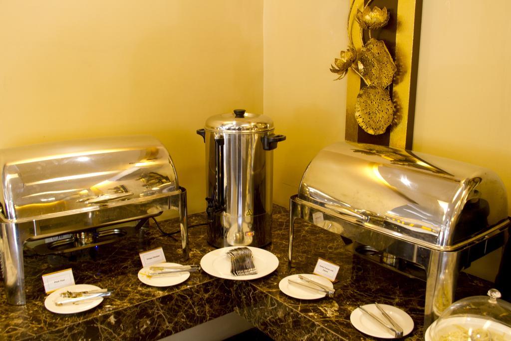 Business Alliance Hotel Rangoon Buitenkant foto