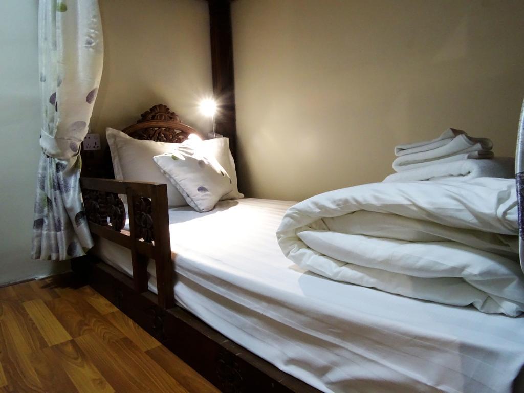 Business Alliance Hotel Rangoon Buitenkant foto