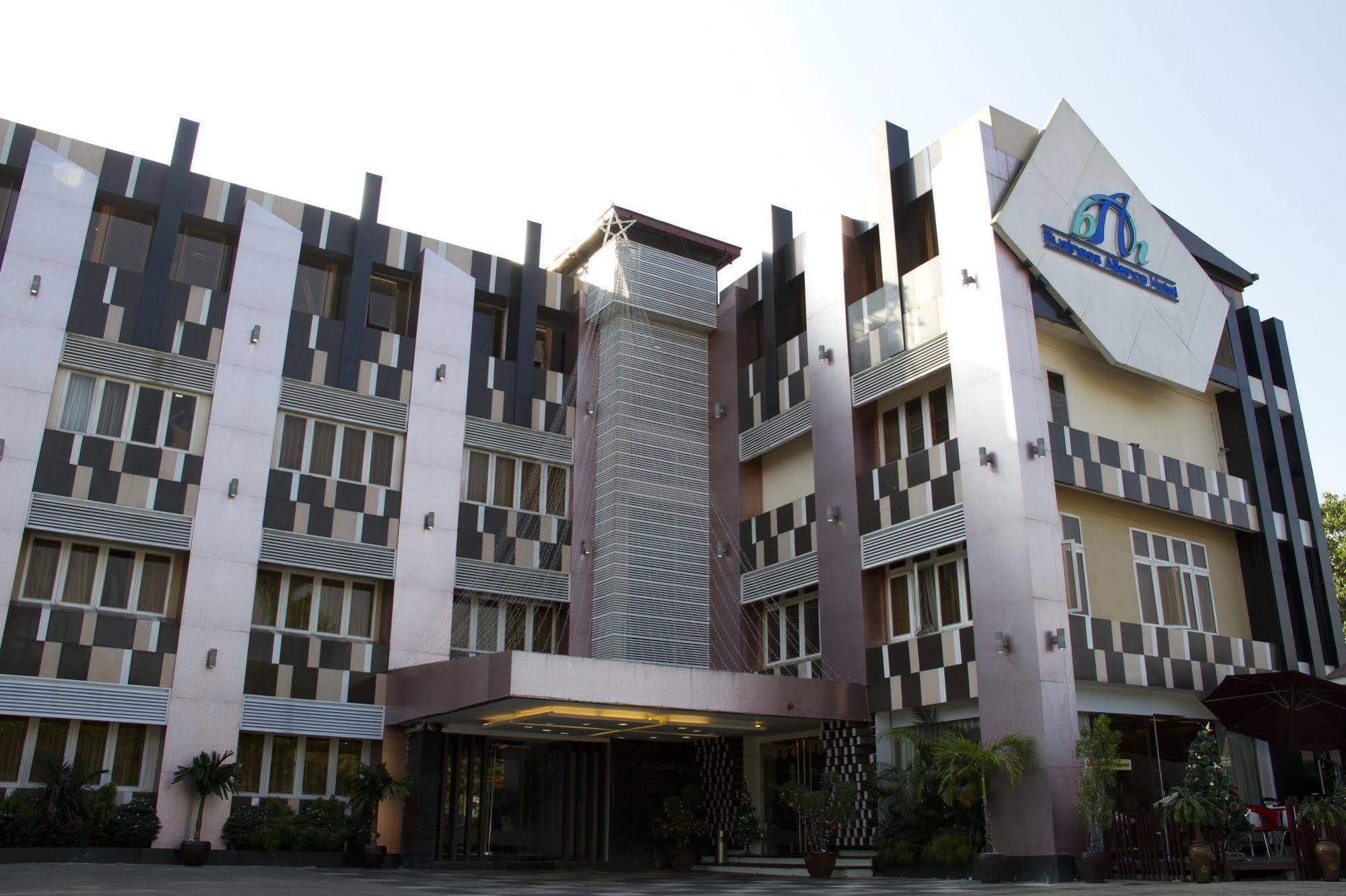 Business Alliance Hotel Rangoon Buitenkant foto