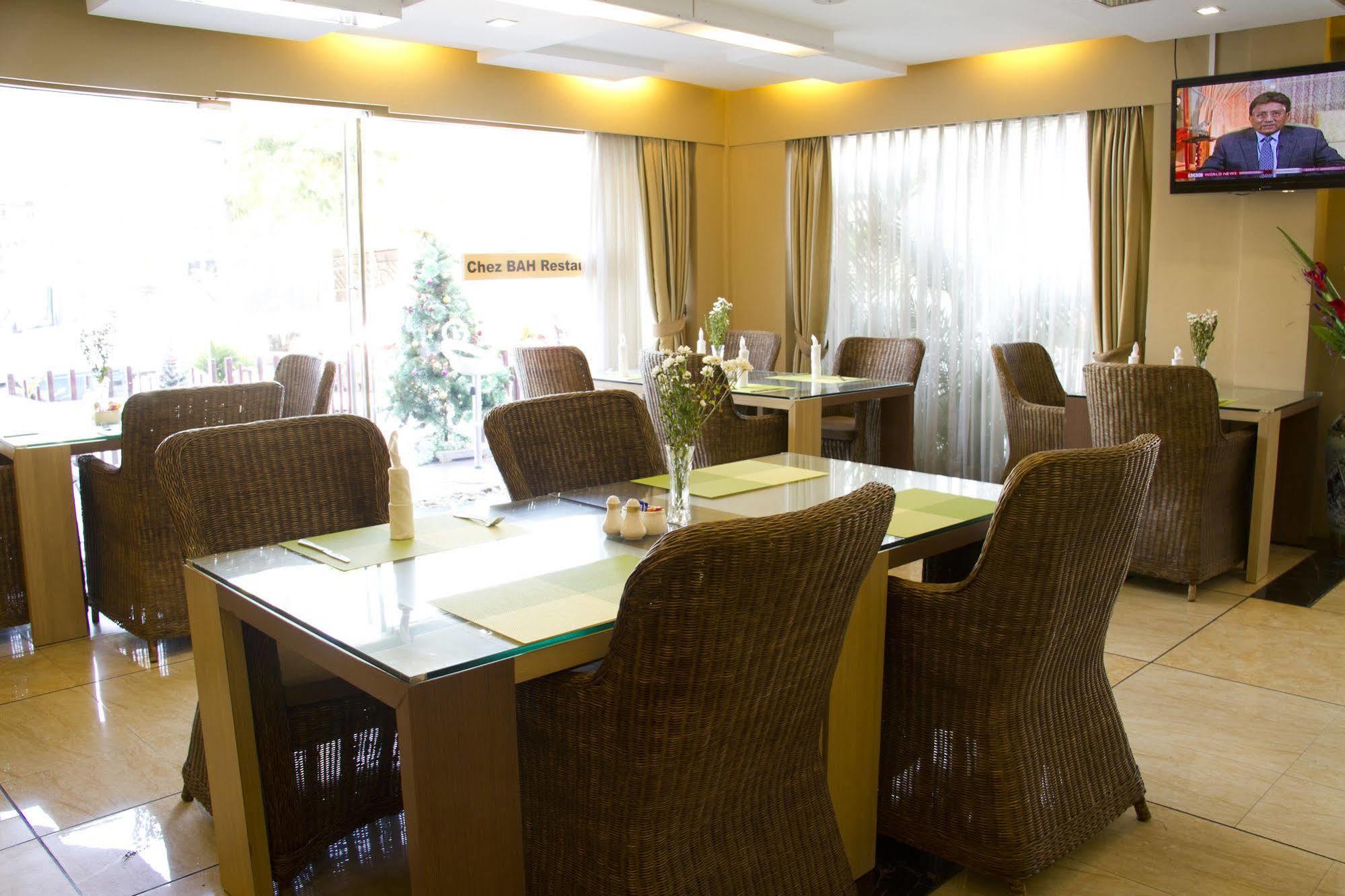 Business Alliance Hotel Rangoon Buitenkant foto