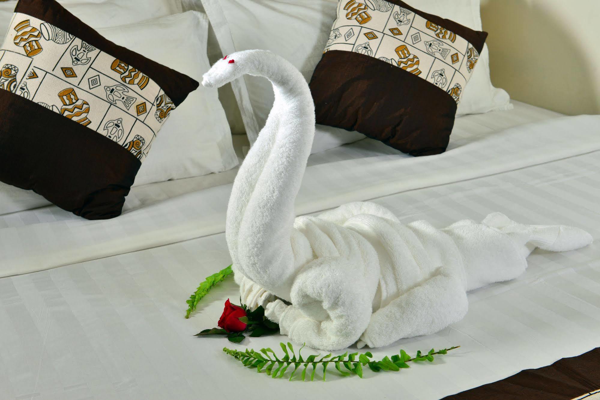 Business Alliance Hotel Rangoon Buitenkant foto